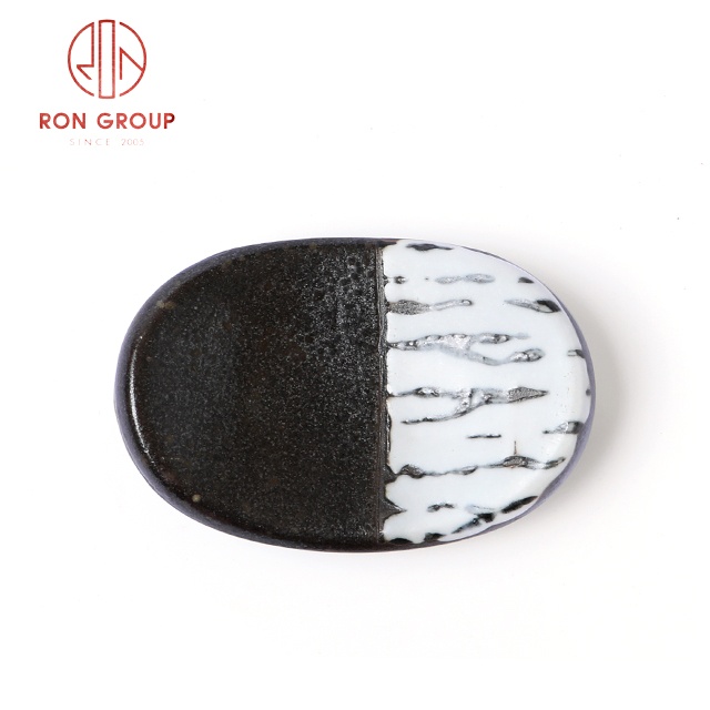 wholesale Japanese tableware new oval white black decorative chopstick and spoon stand holder ceramic chopstick rest set