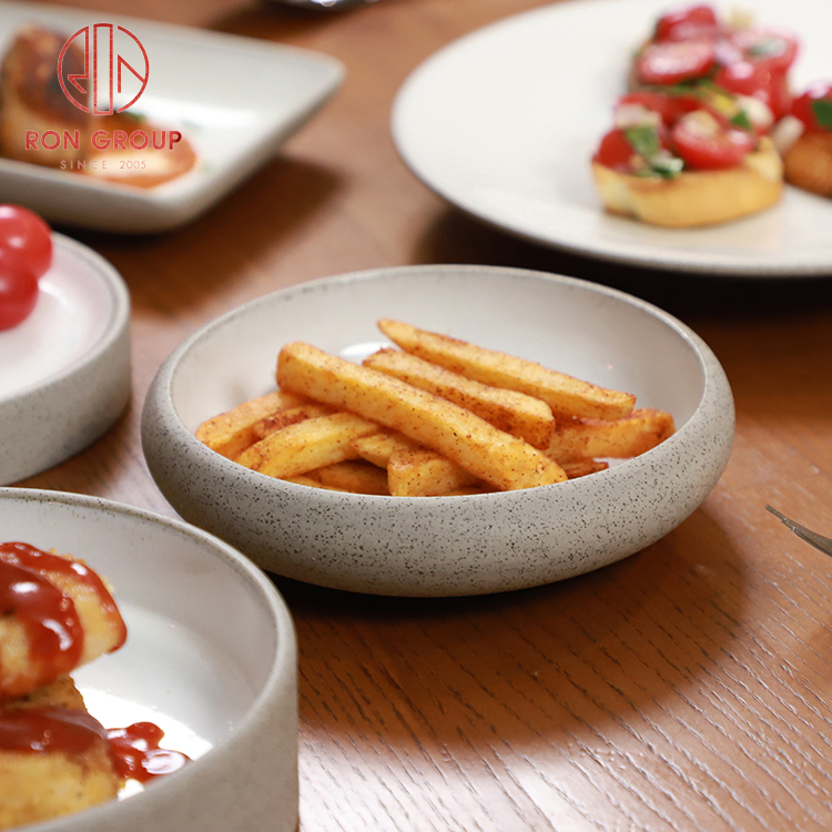 Minimalist White Stoneware Plates and Bowls with Matte Glaze for Modern Restaurant Dining