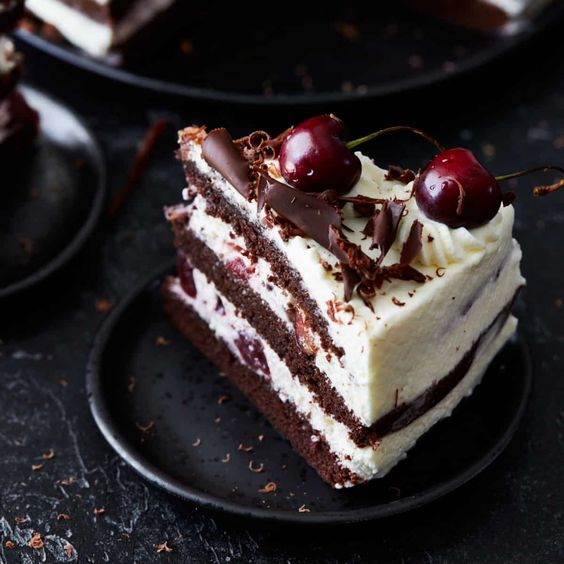 Choose the Perfect Plate to Showcase Your Cake and Enhance Your Table’s Aesthetic