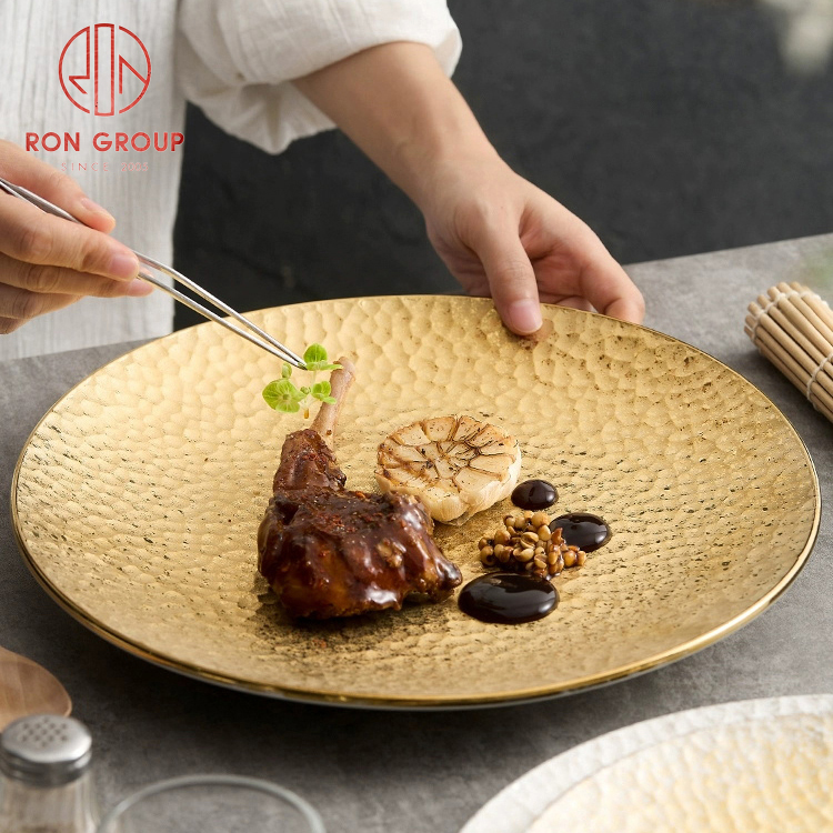 Full-Gold Hammered Straw-Hat Soup Plate Set – Wide-Rim Deep Ceramic Plates for Hotel & Restaurant Plating