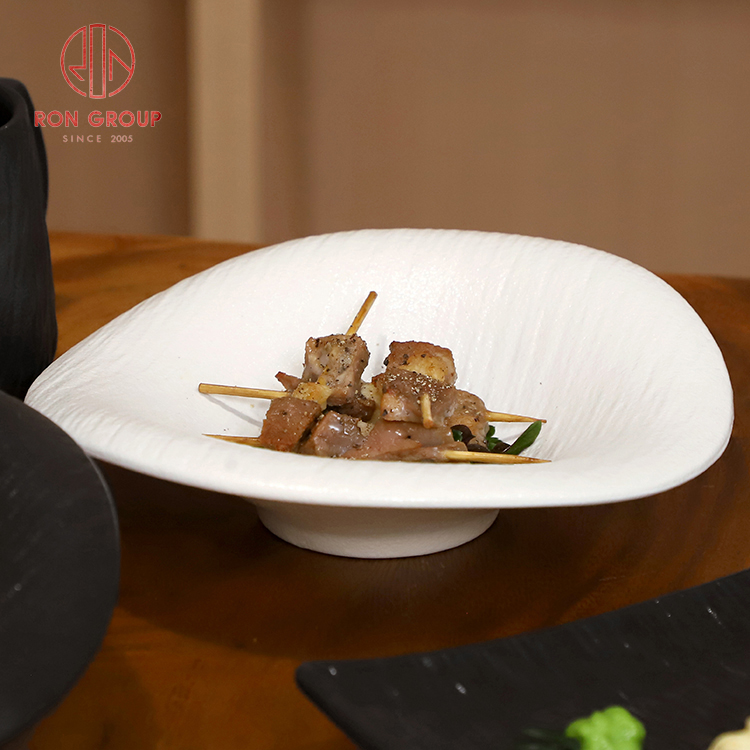 Organic Cloud Sculpted Ceramic Plate – Modern Irregular Plating Bowl for Hotel & Restaurant