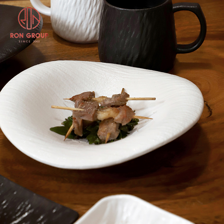 Organic Cloud Sculpted Ceramic Plate – Modern Irregular Plating Bowl for Hotel & Restaurant